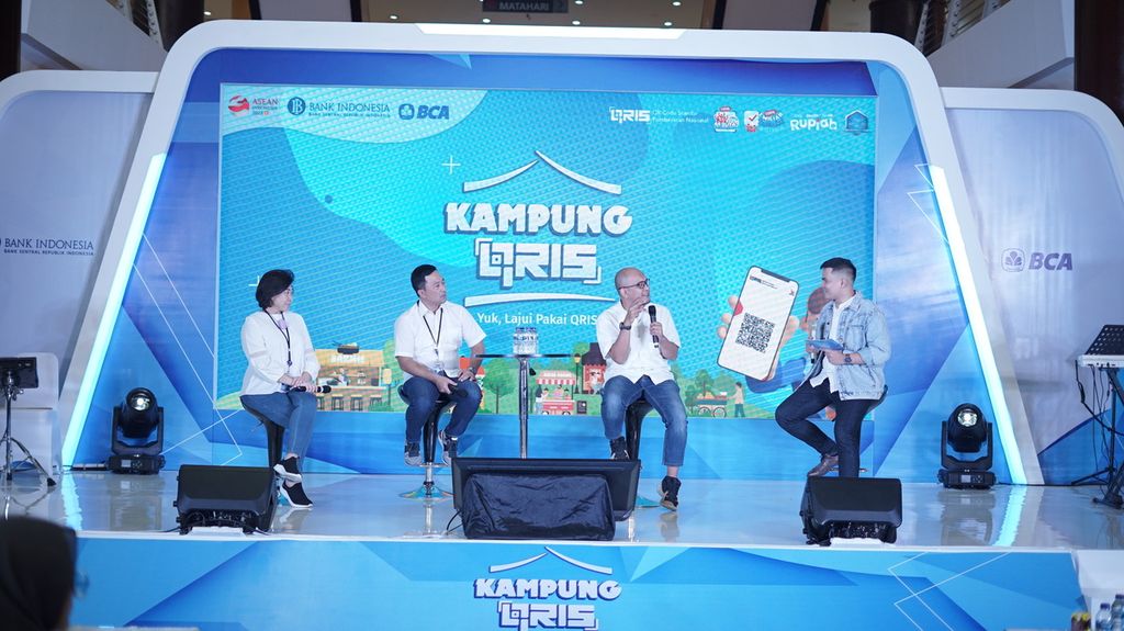 Acara <i>talkshow</i> dalam kegiatan Merchant Gathering dan Lomba QRIS Racing di Duta Mall Banjarmasin, Kalimantan Selatan, Sabtu (10/6/2023). Adopsi dan penggunaan QRIS di Kalsel masih perlu diperluas dan diakselerasi.