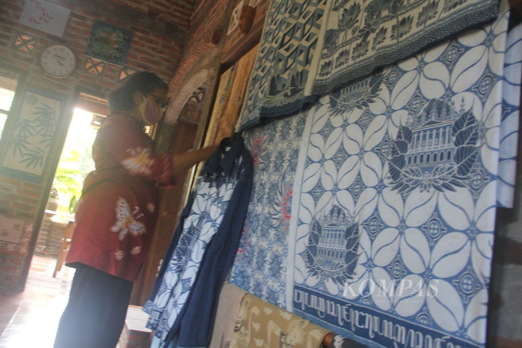 Batik Jolawe dengan pewarna alam, Jumat (20/8/2021), di Desa Bangunjiwo, Kecamatan Kasihan, Kabupaten Bantul, Daerah Istimewa Yogyakarta. 