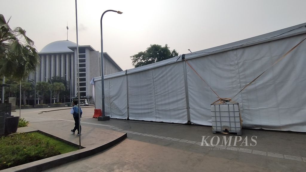 Sejumlah tenda telah terpasang di Plaza Al Fattah, kompleks Masjid Istiqlal, Jakarta, Selasa (3/9/2024). Lokasi ini akan menjadi tempat diskusi para tokoh agama bersama Paus Fransiskus.