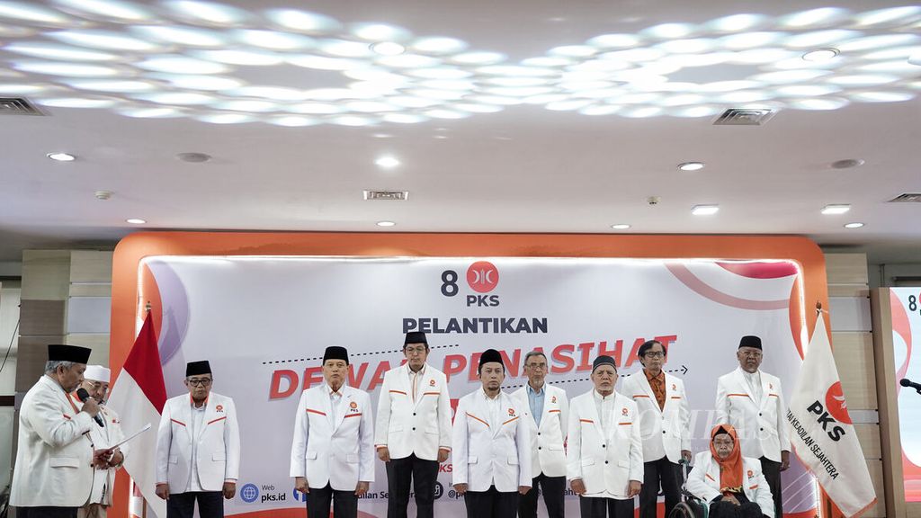 Presiden Partai Keadilan Sejahtera (PKS) Ahmad Syaikhu (kiri) didampingi Sekjen PKS Aboe Bakar Alhabsyi ketika memimpin Pelantikan Dewan Penasihat PKS di Kantor DPP PKS, Jakarta, Jumat (20/1/2023). 