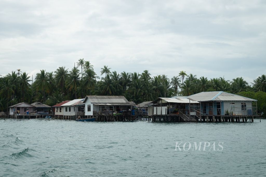 Rumah-rumah warga di Pulau Mecan, Kota Batam, Kepulauan Riau, Selasa (12/12/2023).