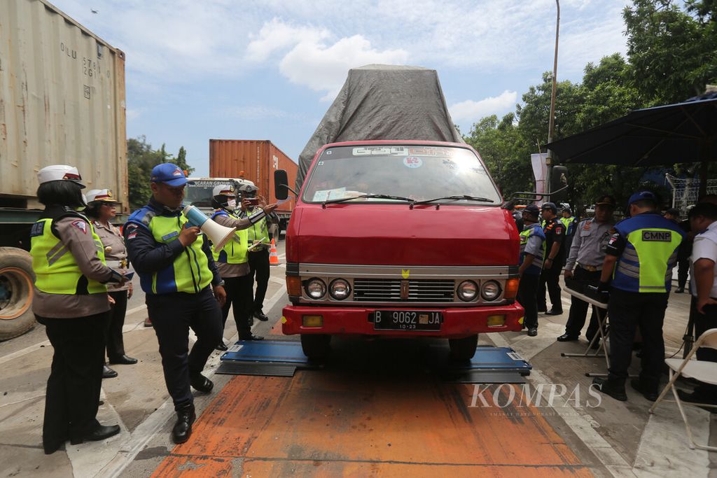 Petugas mengukur berat truk saat mengadakan razia terhadap truk angkutan di Gerbang Tol Tanjung Priok 1, Koja, Jakarta Utara, Senin (9/3/2020).