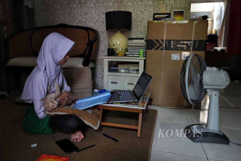 Seorang siswi sekolah dasar mengikuti pembelajaran jarak jauh daring dari rumahnya di kawasan Bintaro, Tangerang Selatan, Banten, Selasa (3/8/2021). Sudah baiknya infrastruktur telekomunikasi menyebabkan sistem pengajaran jarak jauh dapat berlangsung dengan lancar.