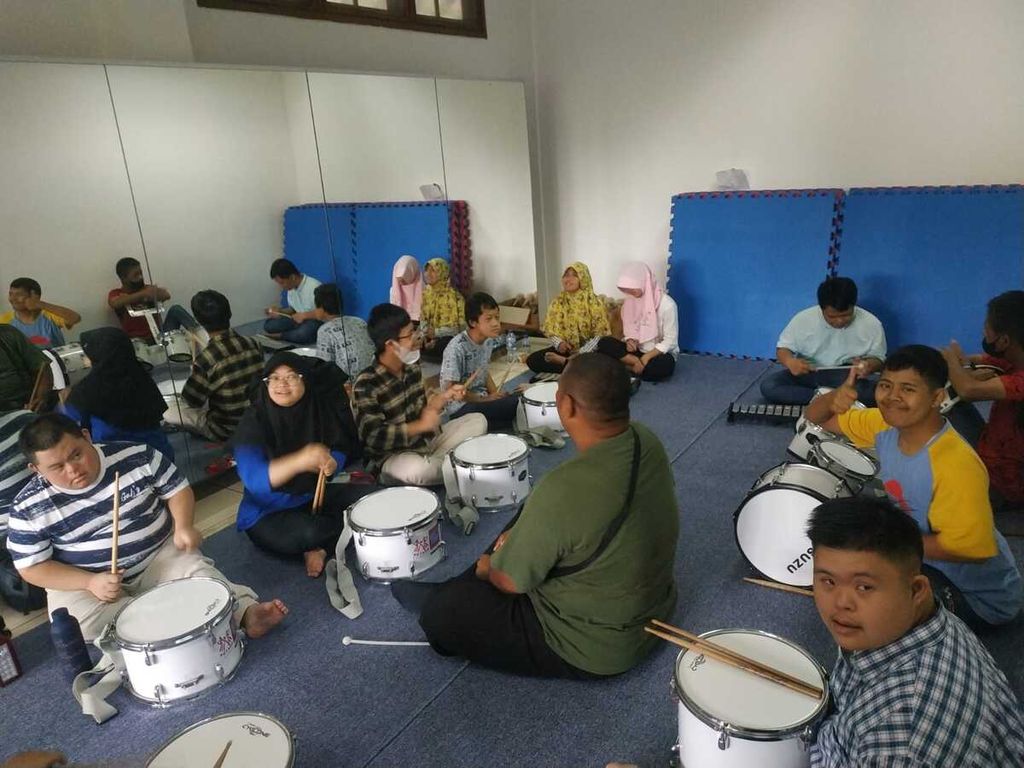 Beberapa anak berkebutuhan khusus sedang mengikuti kelas jimbe dan <i>drumband </i>di Rumah Ceria Down Syndrome Potads, Jakarta Selatan, Jumat (23/6/2023). 