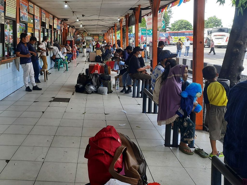 Para penumpang menanti kedatangan bus di Terminal Kalideres, Jakarta, Senin (3/4/2023).