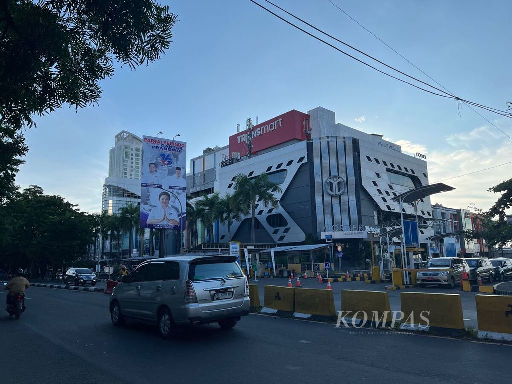 Tulisan nama swalayan Transmart tampak di atas gedung Star Square yang terletak di Kompleks Bahu Mall, Manado, Sulawesi Utara, Kamis (6/7/2023). Gerai ritel modern tersebut ditutup pada 30 Juni 2023 lalu bersamaan dengan gerai Multimart cabang Jalan Sam Ratulangi seiring lesunya sektor ritel di Manado.