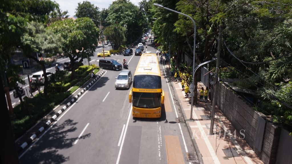 Suroboyo Bus Tumpuk (bus tingkat) melintasi Jalan Raya Darmo di Surabaya, Jawa Timur, Rabu (1/3/2023).