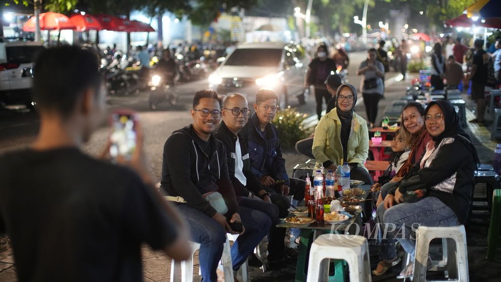 Warga berfoto sebelum menikmati gulai tikungan alias gultik di kawasan Blok M, Jakarta Selatan, Rabu (1/11/2023). 