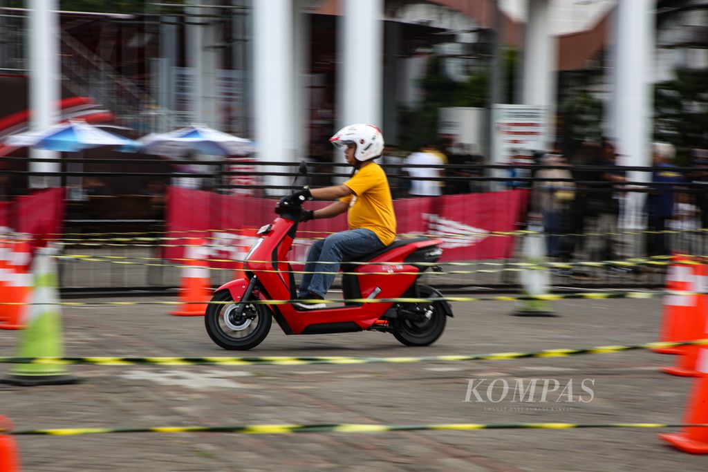 Pengunjung mencoba mengendarai sepeda motor listrik produksi Honda pada hari terakhir pelaksanaan pameran otomotif Indonesia International Motor Show (IIMS) 2024 di JIExpo Kemayoran, Jakarta, Minggu (25/2/2024). Kesempatan uji kendara atau <i>test ride</i> menjadi daya tarik pengunjung di pameran tersebut.
