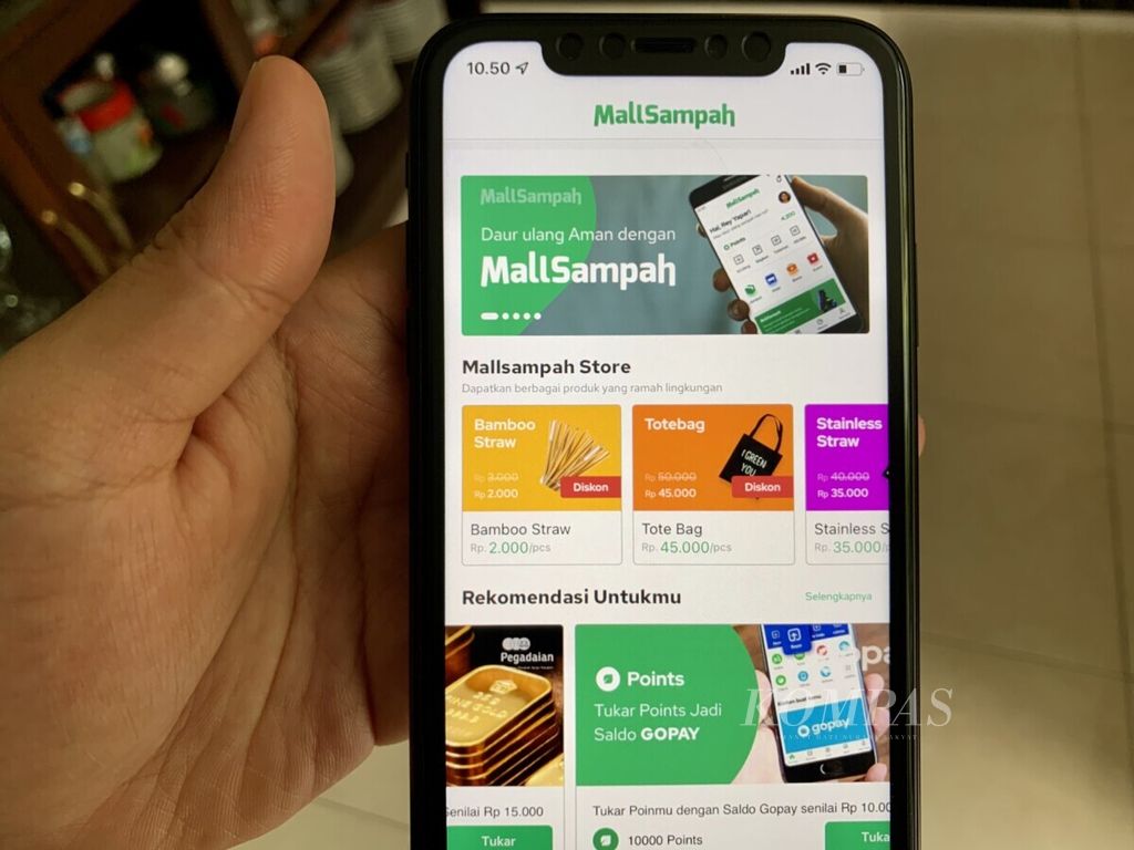 Seorang pengguna menunjukkan aplikasi Mallsampah di gawainya, Jumat (24/9/2021).