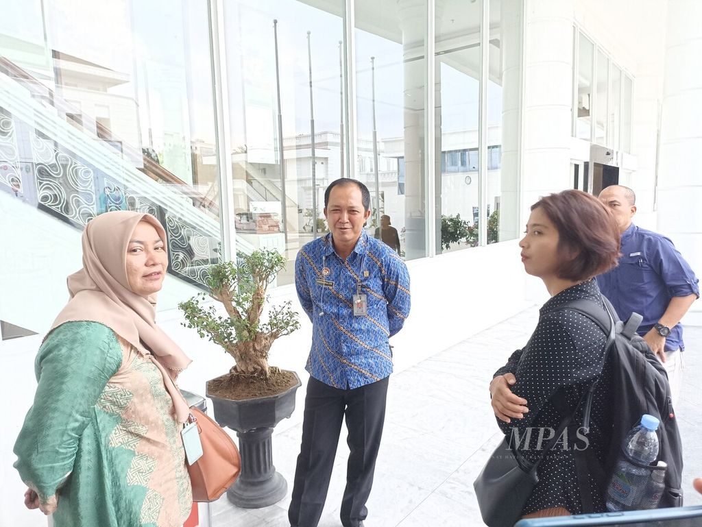 Kepala Rumah Detensi Imigrasi Medan Sarsaralos Sivakkar (tengah) berbincang bersama perwakilan Komisi Tinggi Urusan Pengungsi Perserikatan Bangsa-Bangsa (UNHCR) usai mengikuti rapat penanganan pengungsi etnis Rohingya di Kantor Gubernur Sumatera Utara, Medan, Jumat (5/1/2024). 