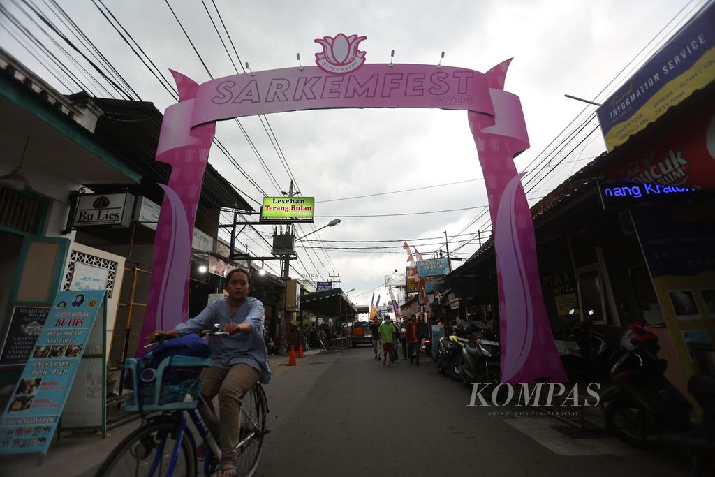 Warga melintasi tempat acara Sarkemfest atau Festival Sarkem 2024 di Jalan Sosrowijayan, Yogyakarta, Jumat (1/3/2024).