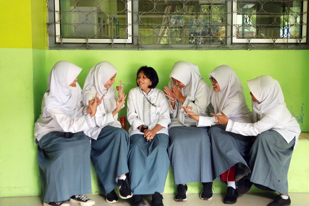 Anak berkebutuhan khusus Arnezka Faira (ketiga dari kiri) bercanda dengan temannya di SMAN 66 Jakarta, Cilandak, Jakarta Selatan, Jumat (2/12/2022). Semua sekolah negeri di DKI Jakarta diwajibkan menerima anak berkebutuhan khusus.