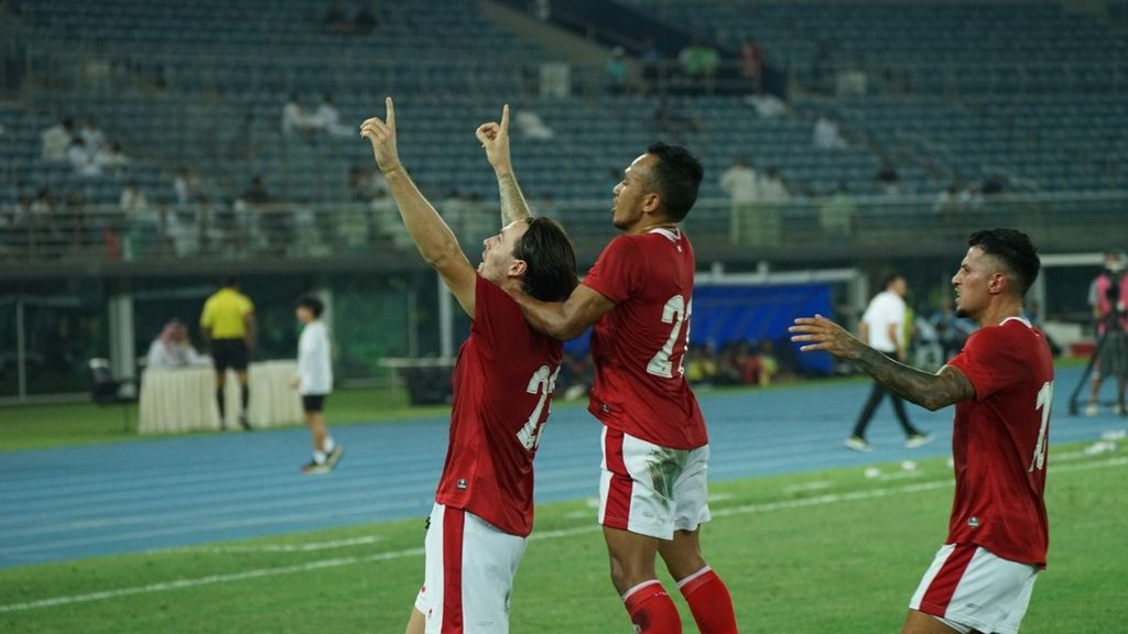 Pemain timnas Indonesia, Marc Anthony Klok (kiri), dan rekan-rekannya merayakan gol ke gawang Kuwait pada laga kualifikasi Grup A Piala Asia 2023 di Stadion Internasional Jaber Al Ahmad, Kuwait City, Kamis (9/6/2022) dini hari WIB. Indonesia menang 2-1 pada laga itu. 