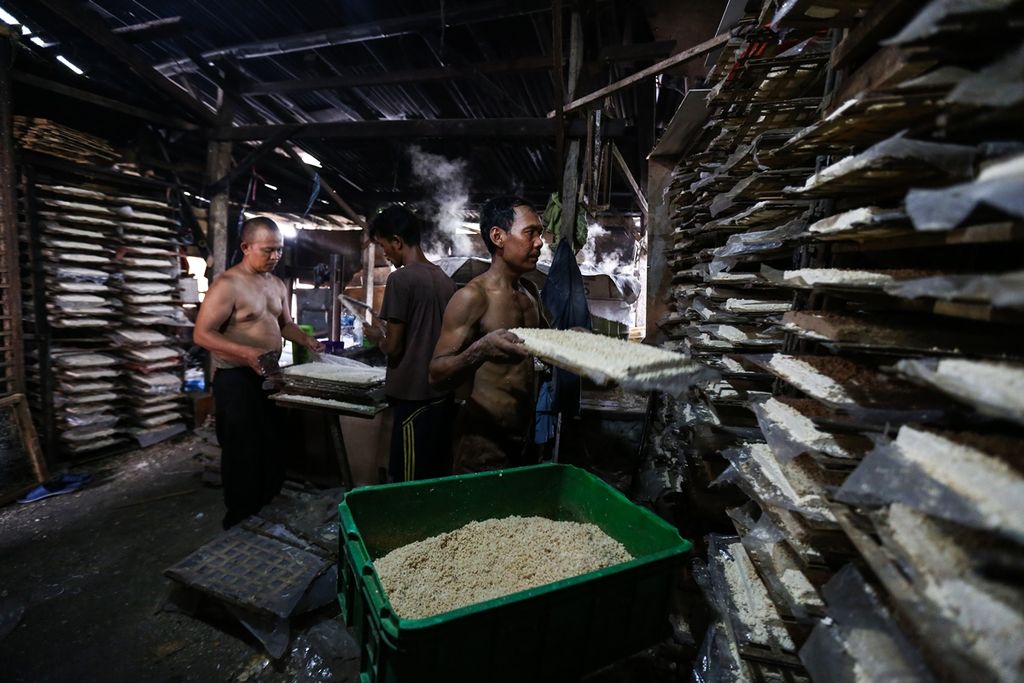 Produksi oncom di usaha mikro, kecil, dan menengah (UMKM) di kawasan Kelapa Dua, Kebon Jeruk, Jakarta Barat, Rabu (9/10/2019). UMKM tersebut belum tersentuh teknologi digital dalam praktik bisnisnya sehingga pemasaran produk dilakukan secara konvensional ke pasar-pasar di wilayah Jakarta. 