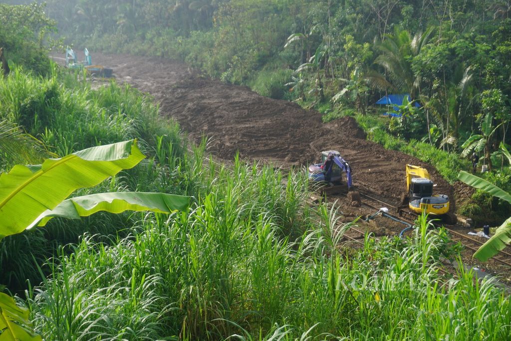 Alat berat siap beroperasi membersihkan material longsoran di Desa Gununglurah, Kecamatan Cilongok, Kabupaten Banyumas, Jawa Tengah, Selasa (5/12/2023).