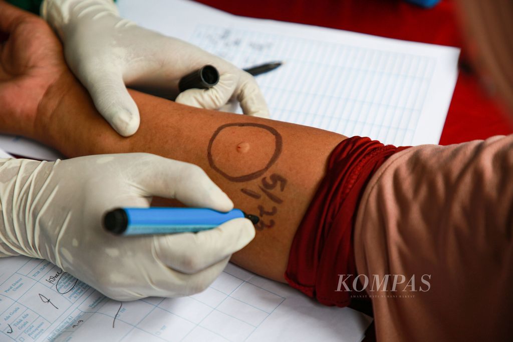 Petugas medis memberi tanda pada lengan warga yang menjalani tes mantoux dalam kegiatan Active Case Finding TBC di kantor Kecamatan Larangan, Kota Tangerang, Banten, Kamis (5/1/2023). Kegiatan penapisan TBC ini menarget 200 orang warga di lingkungan tersebut.