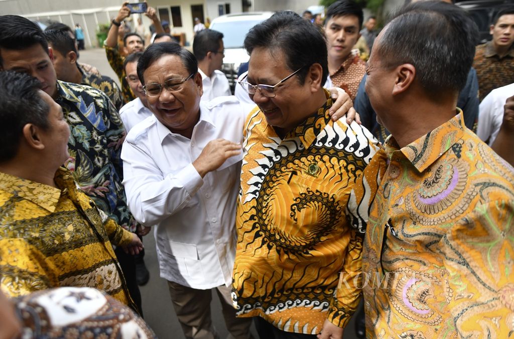 Ketua Umum Partai Gerindra Prabowo Subianto berbincang santai dengan Ketua Umum Partai Golkar Airlangga Hartarto saat tiba di kantor Dewan Pimpinan Pusat Partai Golkar di Jakarta, Selasa (15/10/2019). 