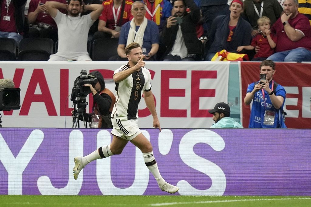 Pemain timnas Jerman Niclas Fuellkrug merayakan golnya ke gawang Spanyol pada laga penyisihan Grup E Piala Dunia Qatar 2022 di Al Bayt Stadium, Al Khor, Qatar, Minggu (27/11/2022). Laga berakhir imbang 1-1. 