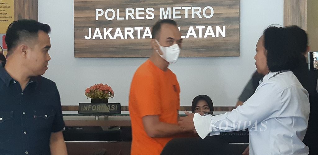 RIS (53), pelaku kekerasan terhadap dua anak kandungnya, menjadi tahanan Polres Metro Jakarta Selatan, Jakarta, Rabu (25/1/2023).