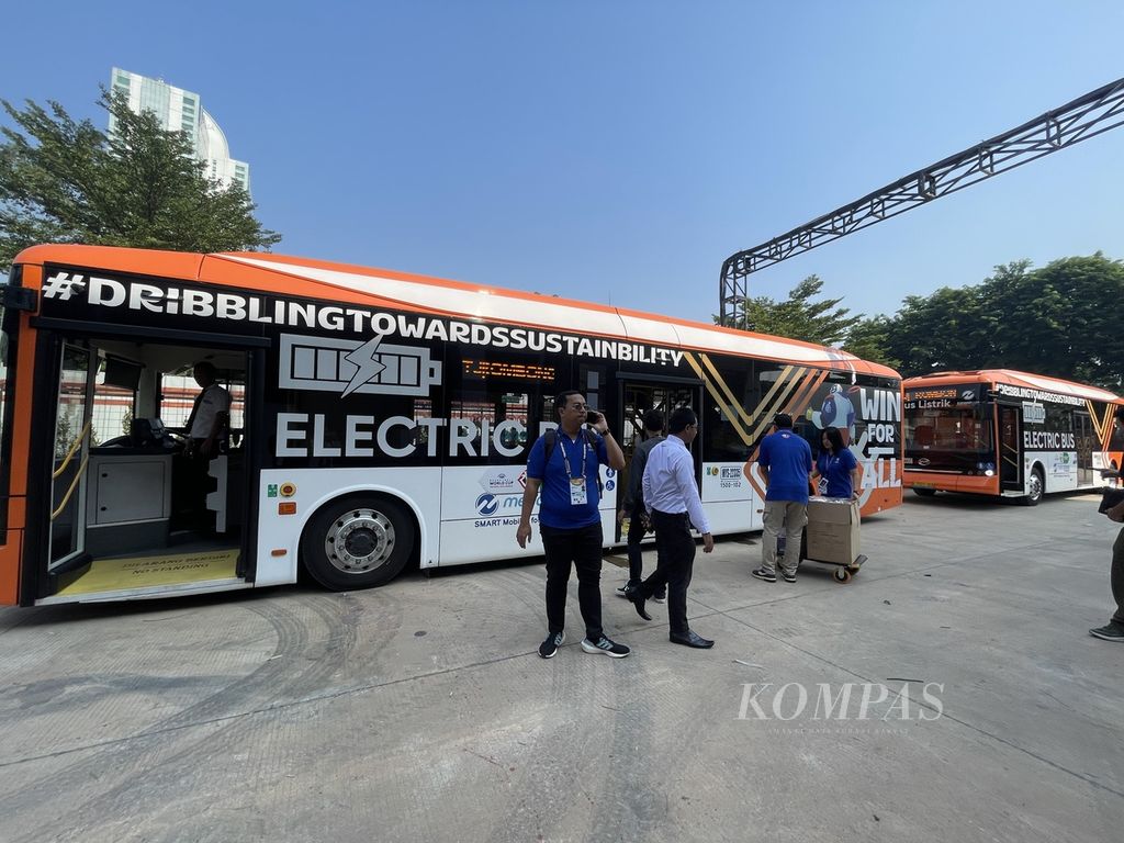 Dua bus listrik yang akan digunakan sebagai transportasi penonton Piala Dunia FIBA 2023 terpakir di Stadion Indonesia Arena, Selasa (22/08/2023). 