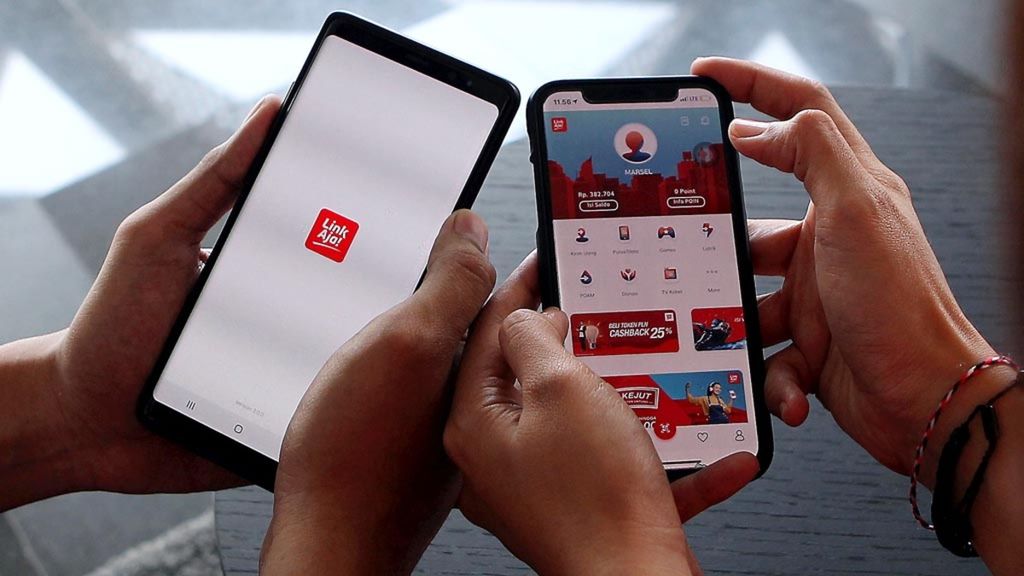 Warga mencoba aplikasi <i>mobile money</i> LinkAja di Jakarta, Senin (25/2/2019). Layanan keuangan elektronik milik Telkomsel, yakni TCASH, resmi berubah menjadi menjadi LinkAja mulai 22 Februari lalu. LinkAja merupakan layanan uang digital sinergi dari berbagai badan usaha milik negara (BUMN). LinkAja menggabungkan produk TCASH milik Telkomsel, Yap! milik BNI e-Cash milik Bank Mandiri dan T- Bank BRI. Penggabungan ini diharapkan BUMN dapat bersaingan dengan OVO dan Go-Pay dandapat secara maksimal menggarap nasabah dan pelanggan Telkomsel.
