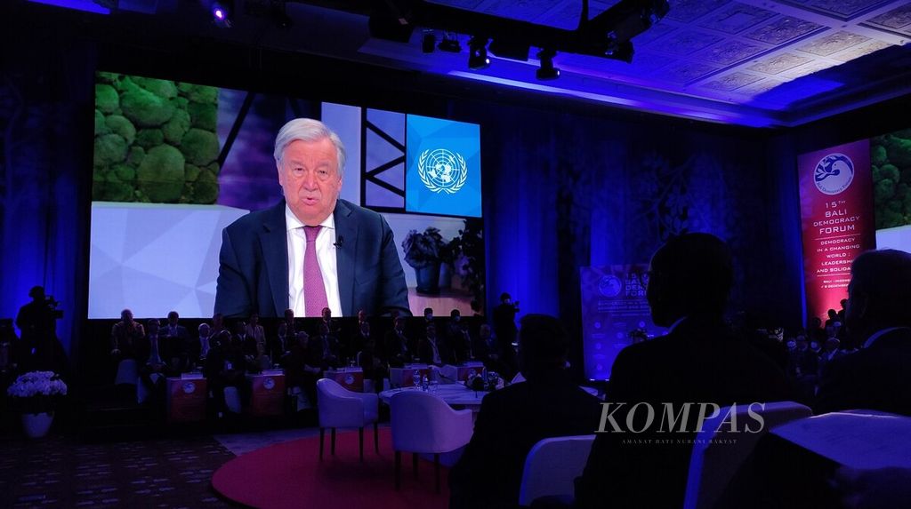 Tayangan video dari Sekretaris Jenderal PBB Antonio Guterres dalam pembukaan pertemuan Bali Democracy Forum ke-15 di Nusa Dua, Badung, Bali, Kamis (8/12/2022). 