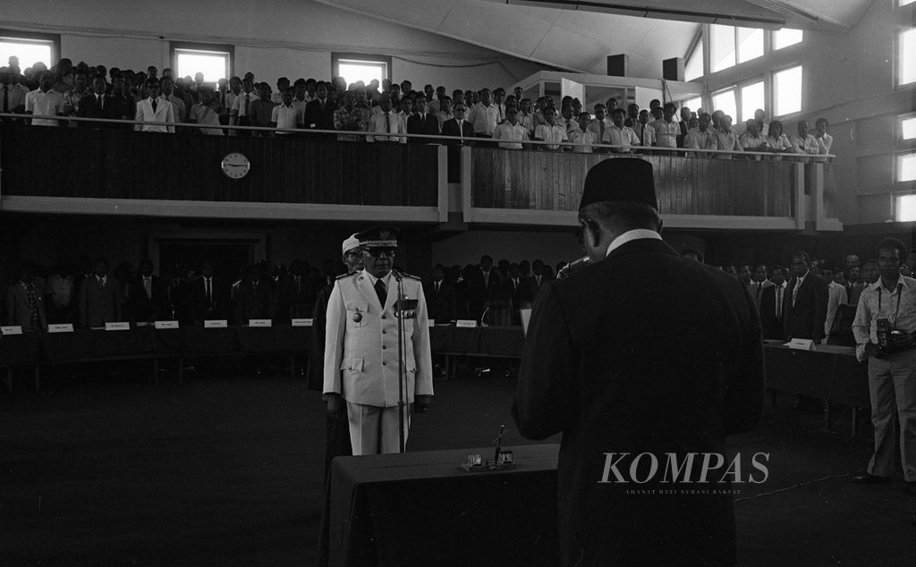 Menteri Dalam Negeri Amirmachmud (membelakangi lensa) ketika melantik Soetran sebagai Gubernur Kepala Daerah Tingkat I Irian Jaya, di depan Sidang Paripurna DPRD Irian Jaya di Jayapura, Selasa (12/08/1975)
