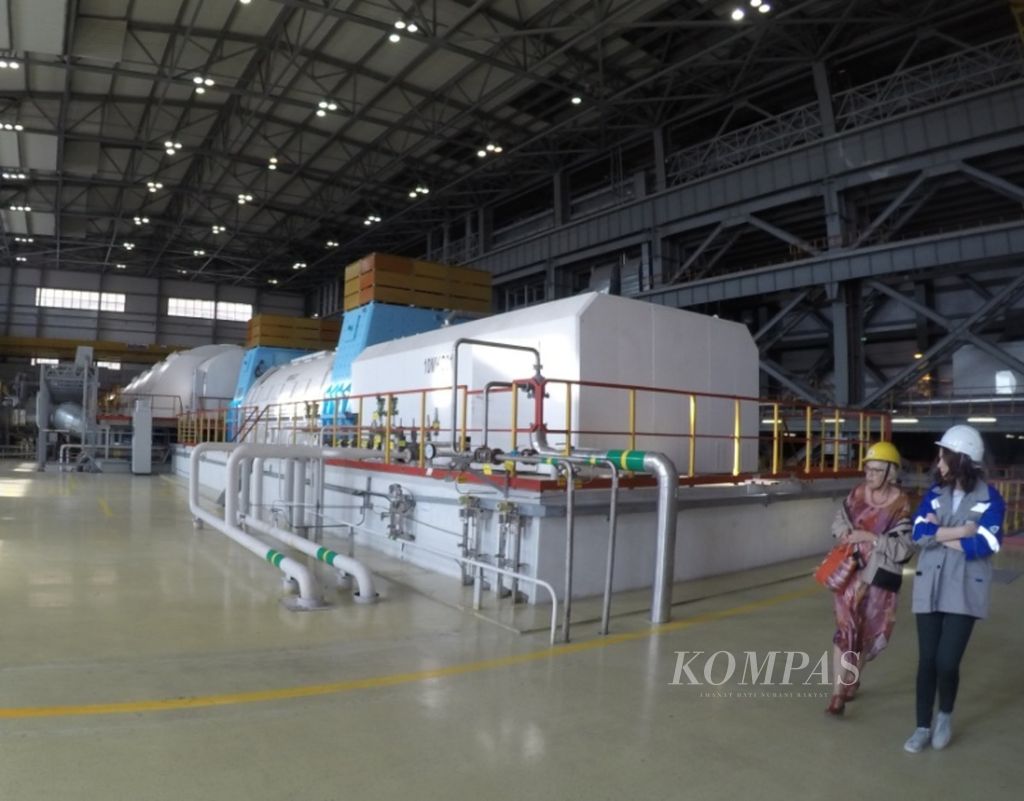 Ruangan mesin turbin pada PLTN Novovoronezh Unit 6 berkapasitas 1.200 megawatt di Voronezh, Rusia, Kamis (8/9/2018). PLTN Novovoronezh itu dioperasikan oleh Rosatom, perusahaan listrik milik Rusia.