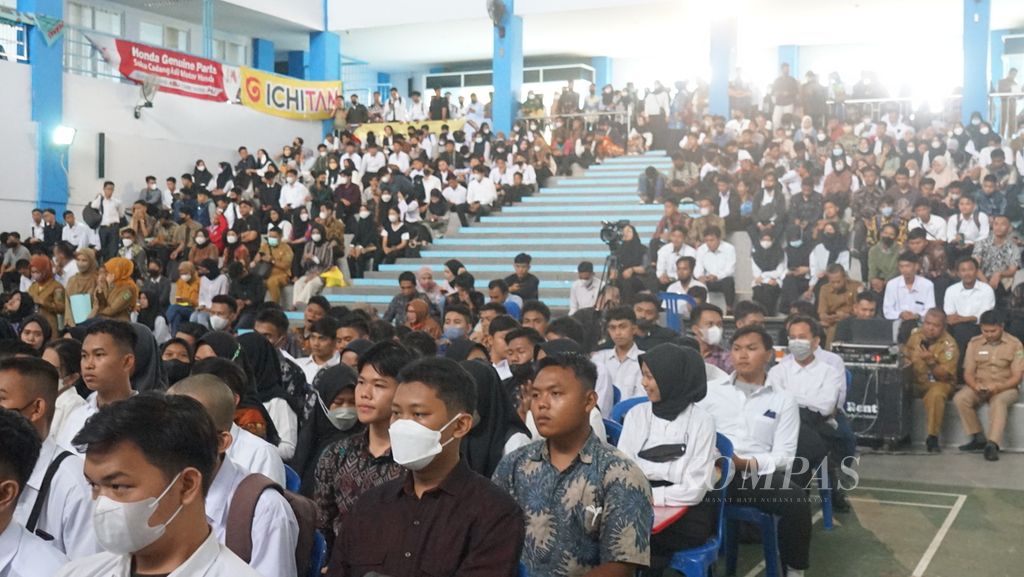 Ribuan orang berkumpul di Aula SMK Negeri 2 Palembang menghadiri pameran bursa kerja, Selasa (18/10/2022). Dalam pameran tersebut, ada 30 perusahaan teknologi dan nonteknologi, yang membuka sekitar 1.000 lowongan kerja. Adapun jumlah pencari kerja mencapai 5.000 orang.