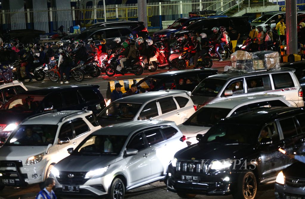 Pemudik sepeda motor memasuki feri penyeberangan di Pelabuhan Merak, Cilegon, Banten, Kamis (28/4/2022) malam. Jelang Jumat (29/4/2022) dini hari terjadi peningkatan jumlah kendaraan pemudik di Pelabuhan Merak.