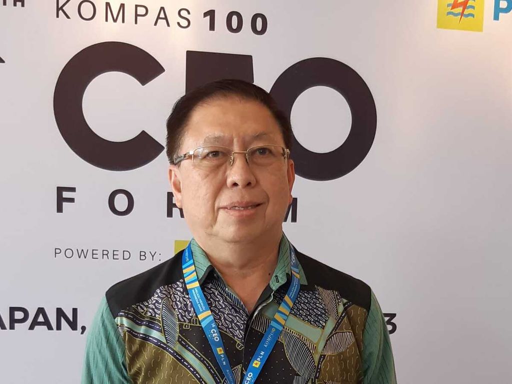 Vice President dan Direktur PT Erajaya Swasembada Tbk, Hassan Ola, berfoto saat acara Kompas100 CEO Forum Powered by PLN, Rabu (11/1/2023), di Balikpapan, Kalimantan Timur.