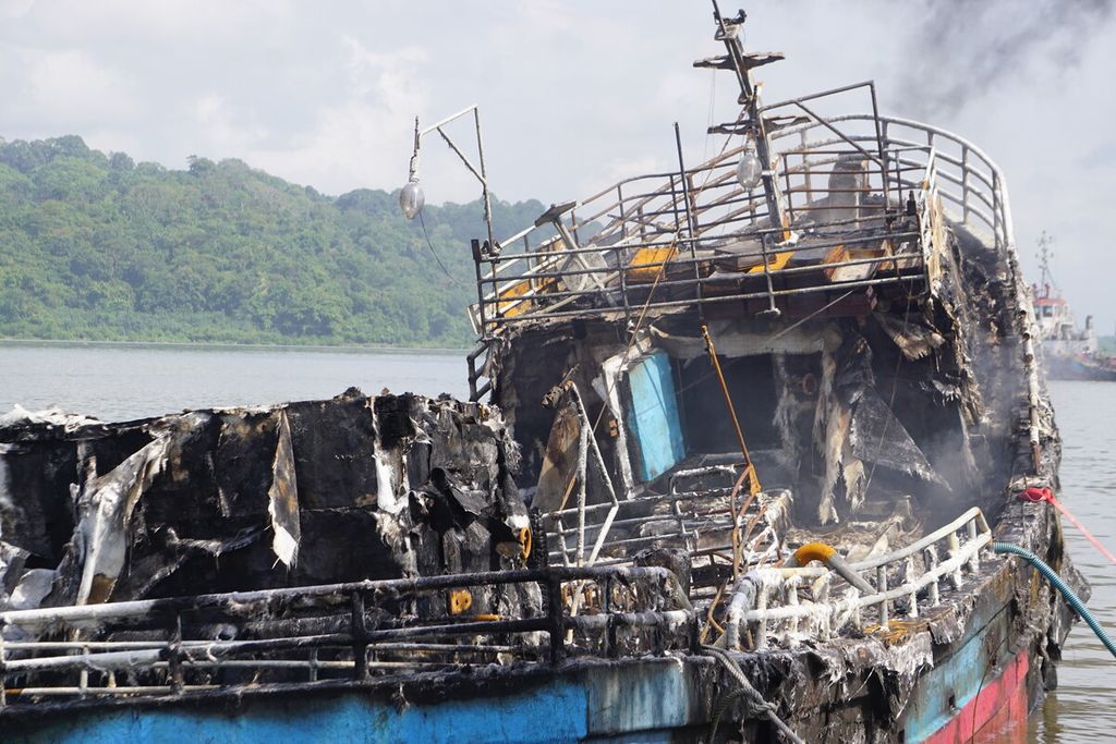 Puing-puing kapal terbakar teronggok di sekitar Dermaga Wijayapura, Cilacap, Jawa Tengah, Rabu (4/5/2022) pagi. Total ada 45 kapal yang terbakar sejak Selasa sore dan kerugian material mencapai Rp 130 miliar.