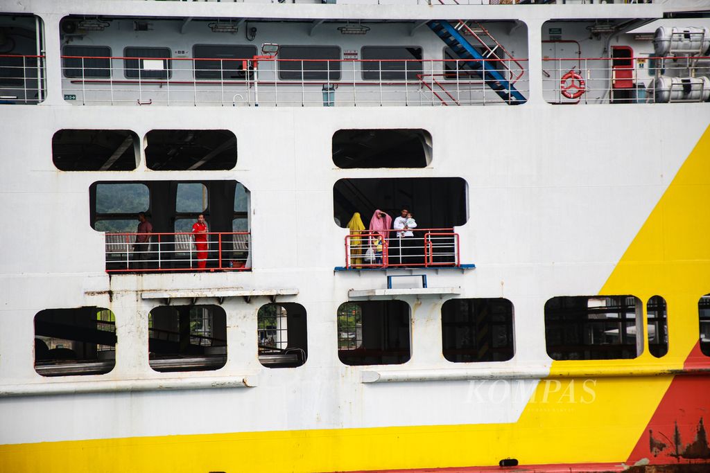 Penumpang  feri menikmati pemandangan di Pelabuhan Bakauheni, Lampung, Sabtu (24/12/2022).