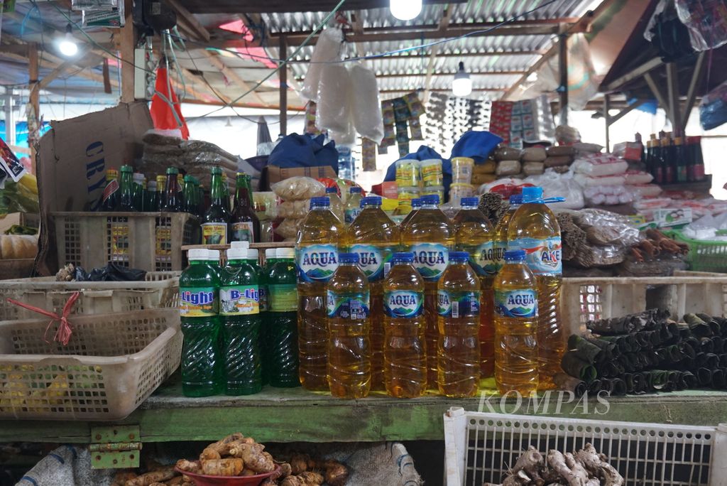 Minyak goreng dijual dalam botol-botol bekas air mineral di Pasar Bersehati, Manado, Sulawesi Utara, Senin (7/3/2022). 