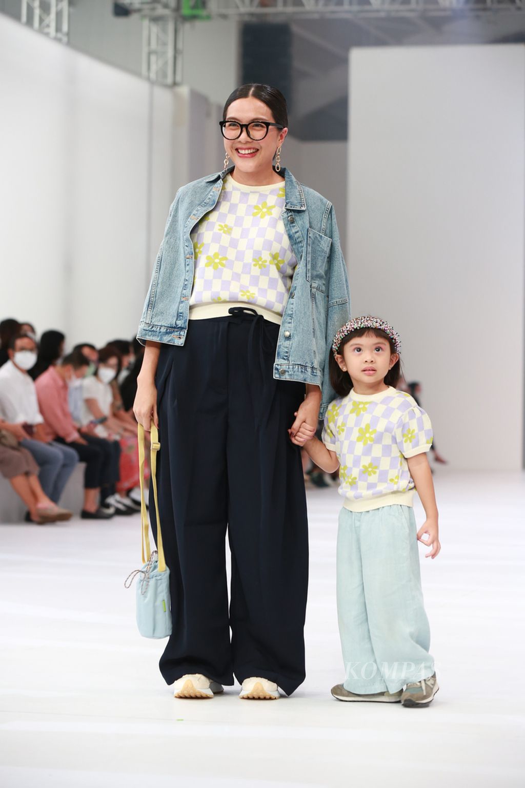 Salah satu pendiri Cottonink, Ria Sarwono, tampil bersama anaknya di peragaan busana Jakarta Fashion Week 2023 pada Oktober 2022.