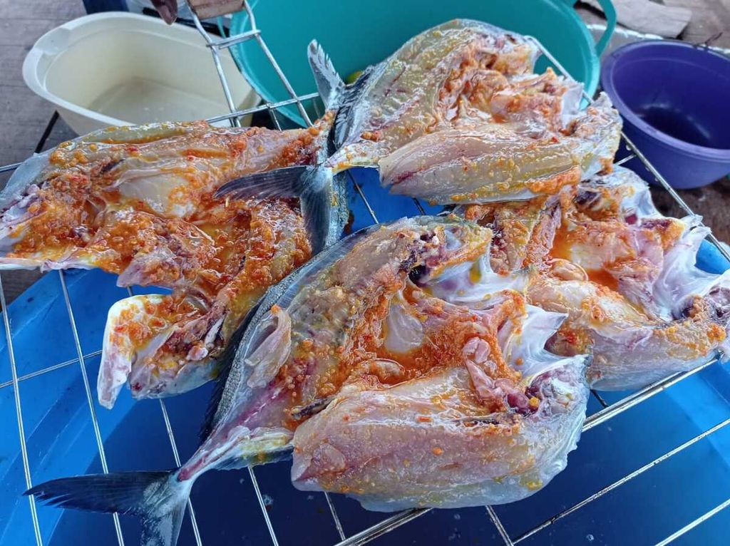 Ikan segar dari keramba jaring apung di Teluk Ambon, Maluku, yang selesai dilumuri bumbu dan siap dibakar.