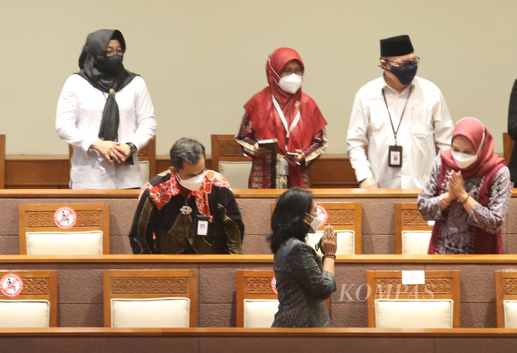 Menteri Pemberdayaan Perempuan dan Perlindungan Anak I Gusti Ayu Bintang Darmawati (tengah) seusai memberikan pandangan akhir pemerintah terkait pengambilan keputusan Rancangan Undang-Undang Tindak Pidana Kekerasan Seksual (RUU TPKS) dalam rapat paripurna DPR di Kompleks Parlemen, Senayan, Jakarta, Selasa (12/4/2022). 