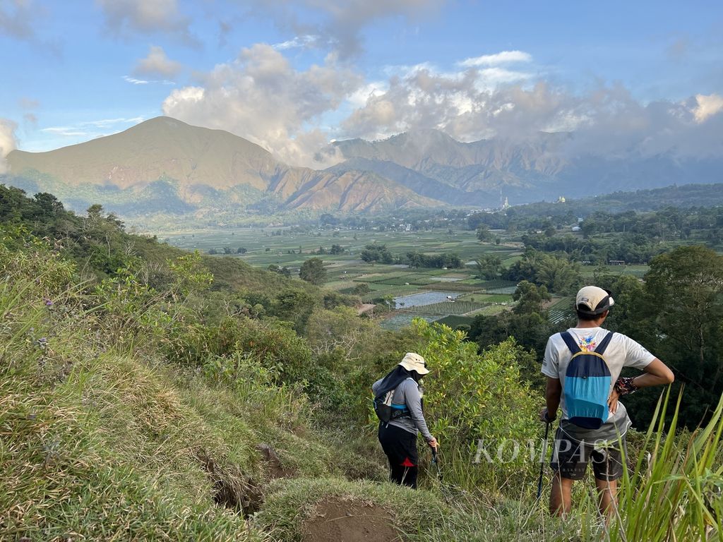 A number of tourists made a short hike on Pegasingan Hill in Sembalun Village, East Lombok Regency, West Nusa Tenggara, last Sunday (4/9/2022). Its location at the foot of Mount Rinjani, makes Sembalun Village, which since 2016 has become a tourist village.