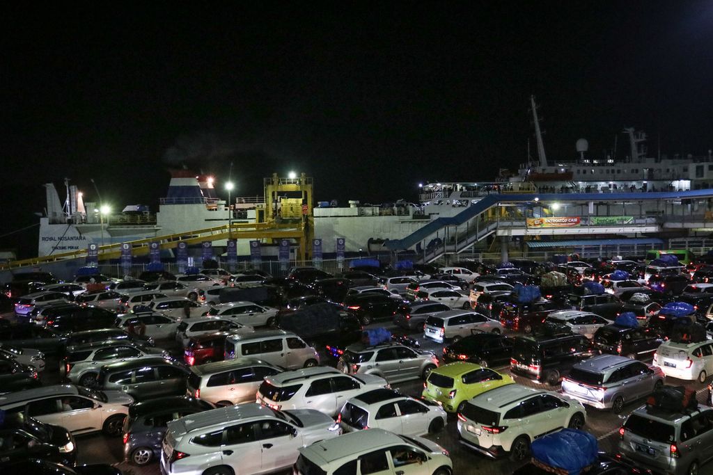 Antrean kendaraan yang akan memasuki feri di Pelabuhan Merak, Cilegon, Banten, Rabu (19/4/2023). Puncak arus mudik Lebaran 2023 mulai terlihat di Pelabuhan Merak saat dini hari. 