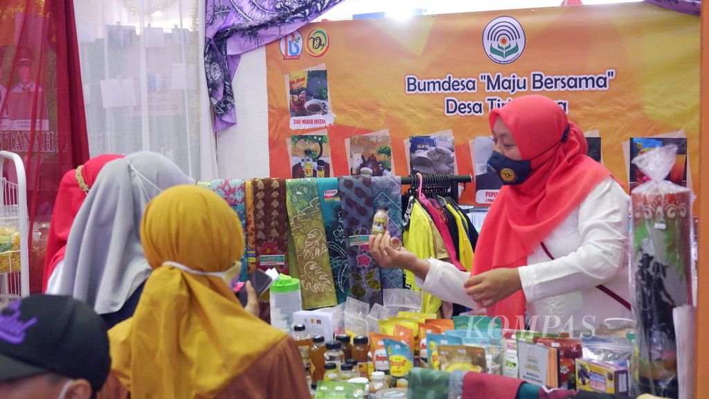 Penjaga stan memperlihatkan produk kepada pengunjung dalam acara BUMDesa Expo Kalsel 2021 di Atrium Duta Mall, Banjarmasin, Kalimantan Selatan, 26 Juni 2021. 