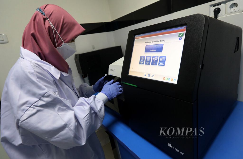 Staf Fakultas Kedokteran Universitas Yarsi, Cempaka Putih, Jakarta Pusat, tengah meneliti sampel genetik pasien di laboratorium, Jumat (13/1/2023). 
