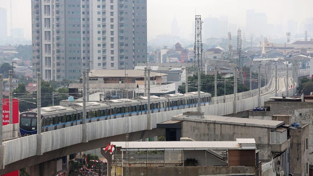 Foto yang diambil dari atap Menara Doa Gereja Bethel Indonesia Fatmawati, Jakarta Selatan, Selasa (14/8/2018), memperlihatkan MRT Jakarta melintas dari Stasiun Lebak Bulus menuju Stasiun Cipete, Jakarta Selatan. 