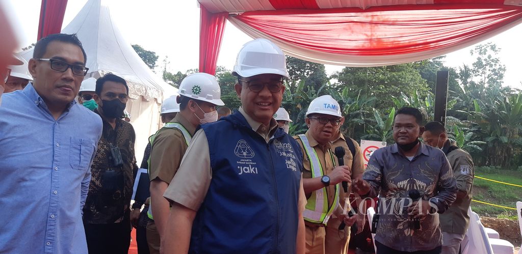 Gubernur DKI Jakarta Anies Baswedan meninjau pembangunan proyek sistem saringan sampah di Kali Ciliwung segmen TB Simatupang, Jakarta, Senin (26/9/2022).