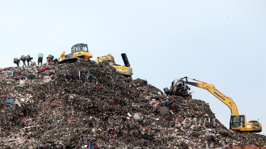 Lokasi penimbunan sampah di Tempat Pembuangan Sampah Terpadu Bantargebang, Bekasi, Jawa Barat, Selasa (19/2/2019). TPST tersebut memiliki luas total 110,3 hektar dengan volume sampah harian yang masuk sebanyak 6.500-7.000 ton dari Provinsi DKI Jakarta.