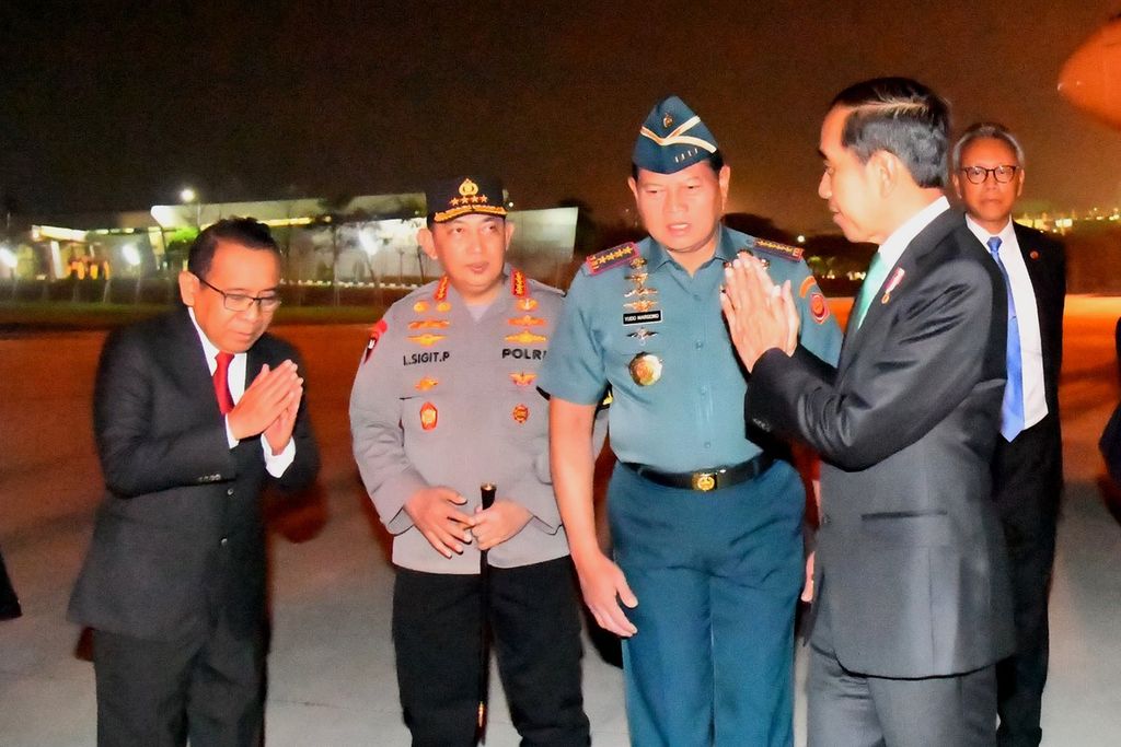 Menteri Sekretaris Negara Pratikno (kiri), Panglima TNI Laksamana Yudo Margono (kedua dari kanan], Kepala Kepolisian Negara RI Jenderal Listyo Sigit Prabowo (kedua dari kiri) menyambut Presiden Jokowi yang baru kembali ke tanah air seusai lawatan ke Amerika Serikat dan Arab Saudi, Minggu (19/11/2023). 