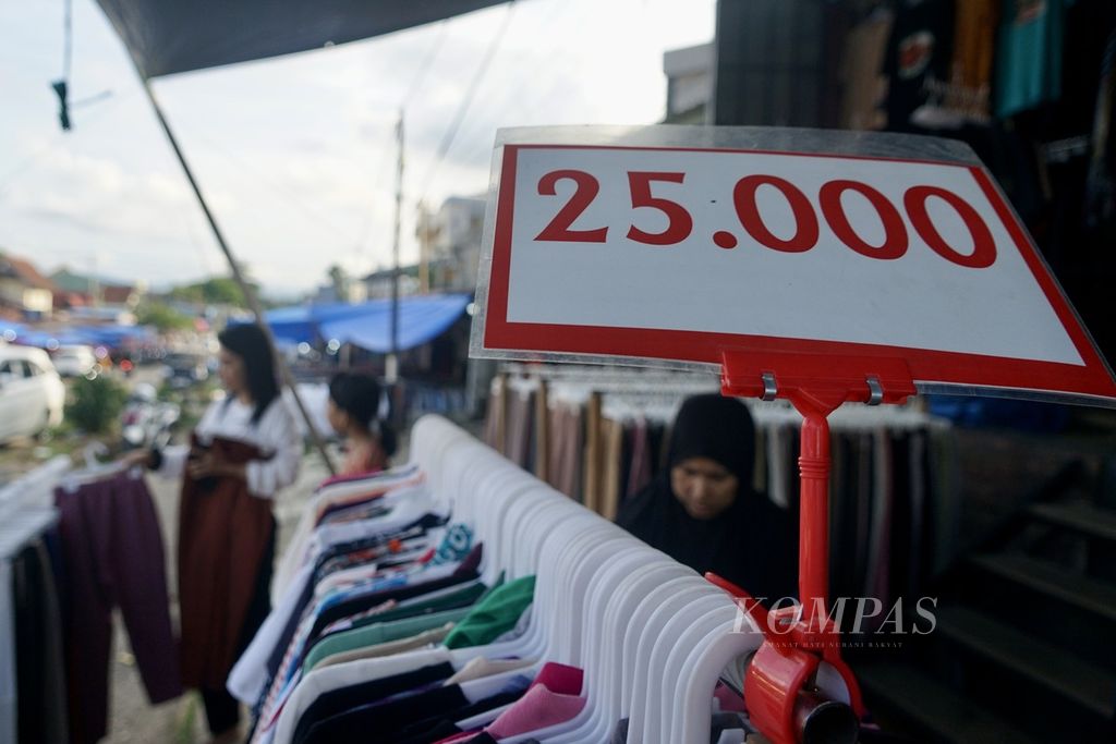 Daftar harga pakaian bekas untuk menarik minat pembeli di Pasar Lawata, Kendari, Sulawesi Tenggara, Sabtu (23/3/2024). Efek kejut kenaikan harga beras ditengarai mengubah pola konsumsi masyarakat. 