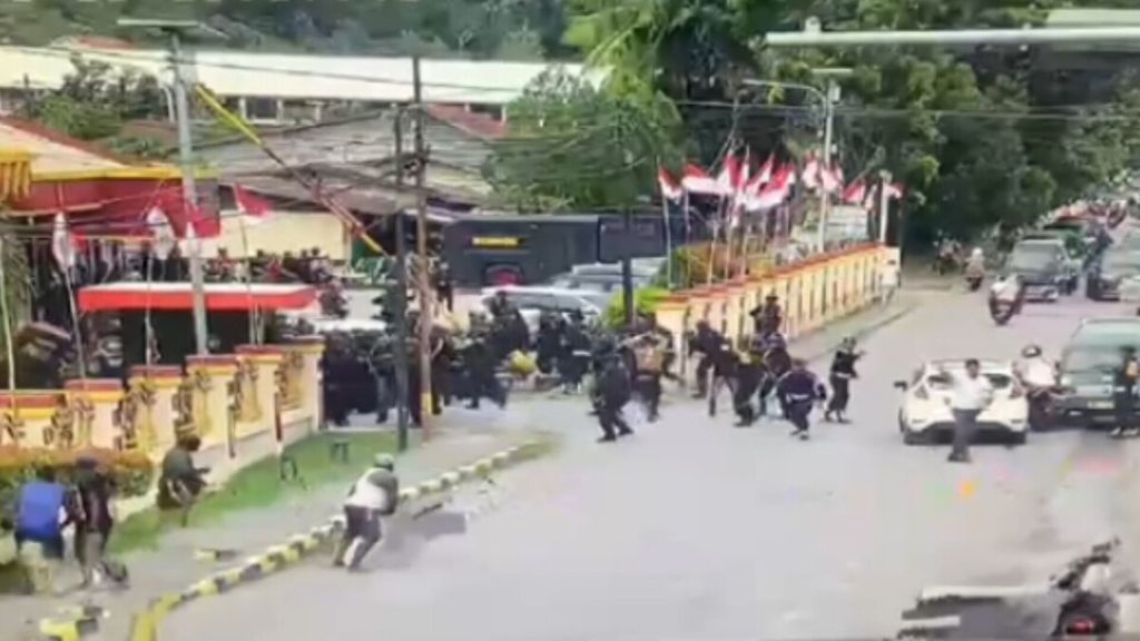 Aksi anarkistis massa pendukung Gubernur Lukas Enembe yang menyerang aparat keamanan di depan Markas Brimob Polda Papua, Kota Jayapura, Papua, Selasa (10/1/2023).