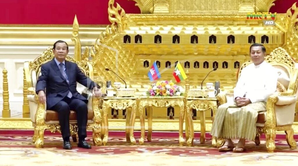 Dalam foto yang diambil dari rekaman video Lembaga Penyiaran Myanmar, MRTV, tampak Perdana Menteri Kamboja Hun Sen (kiri), dan Ketua Dewan Administrasi Negara, Jenderal Min Aung Hlaing (kanan) saat bertemu di Naypyitaw, Myanmar, Jumat (7/1/2022). 