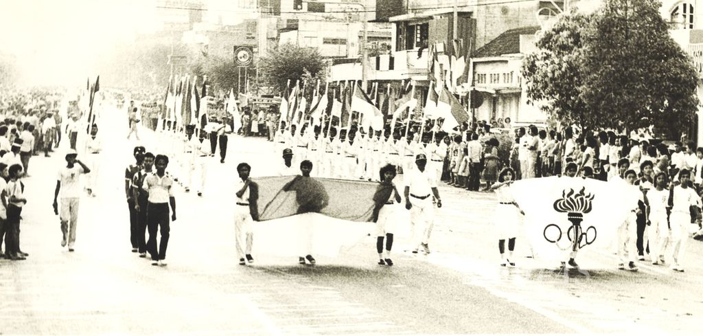 Duplikat bendera PON I kemarin (8/9/1983) tiba di Solo setelah diberangkatkan pagi hari dari Yogya, mengulangi sejarah 35 tahun lalu. Di Solo bendera diarak di pusat kota Jalan Slamet Riyadi, sebelum dipertemukan dengan Api Abadi Mrapen. Keduanya kemudian disemayamkan di Balai Kota.